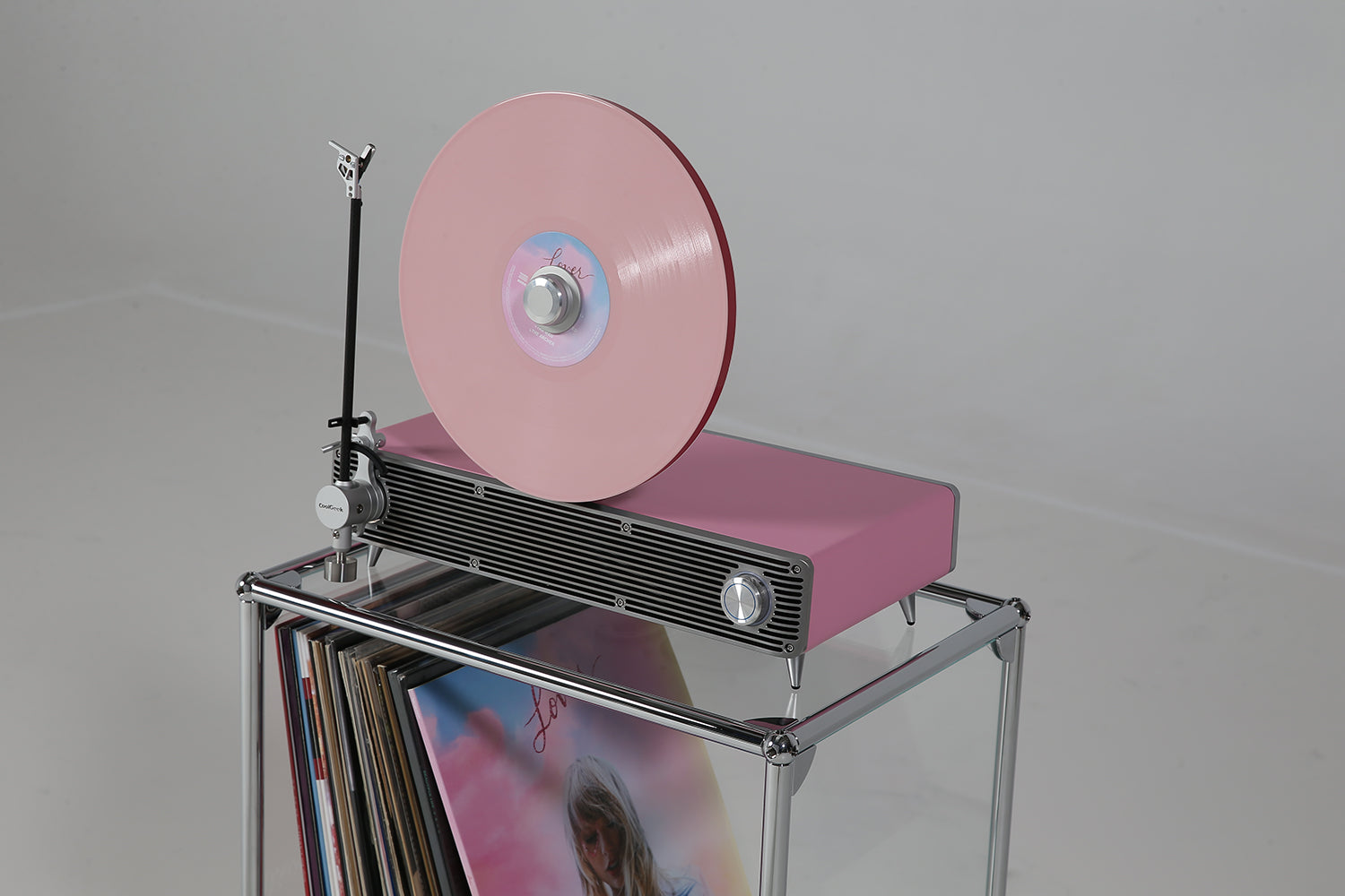 Sleek-Vertical-Turntable-Brings-Bold-Colors-Vintage-Mood-To-Any-Room CoolGeek